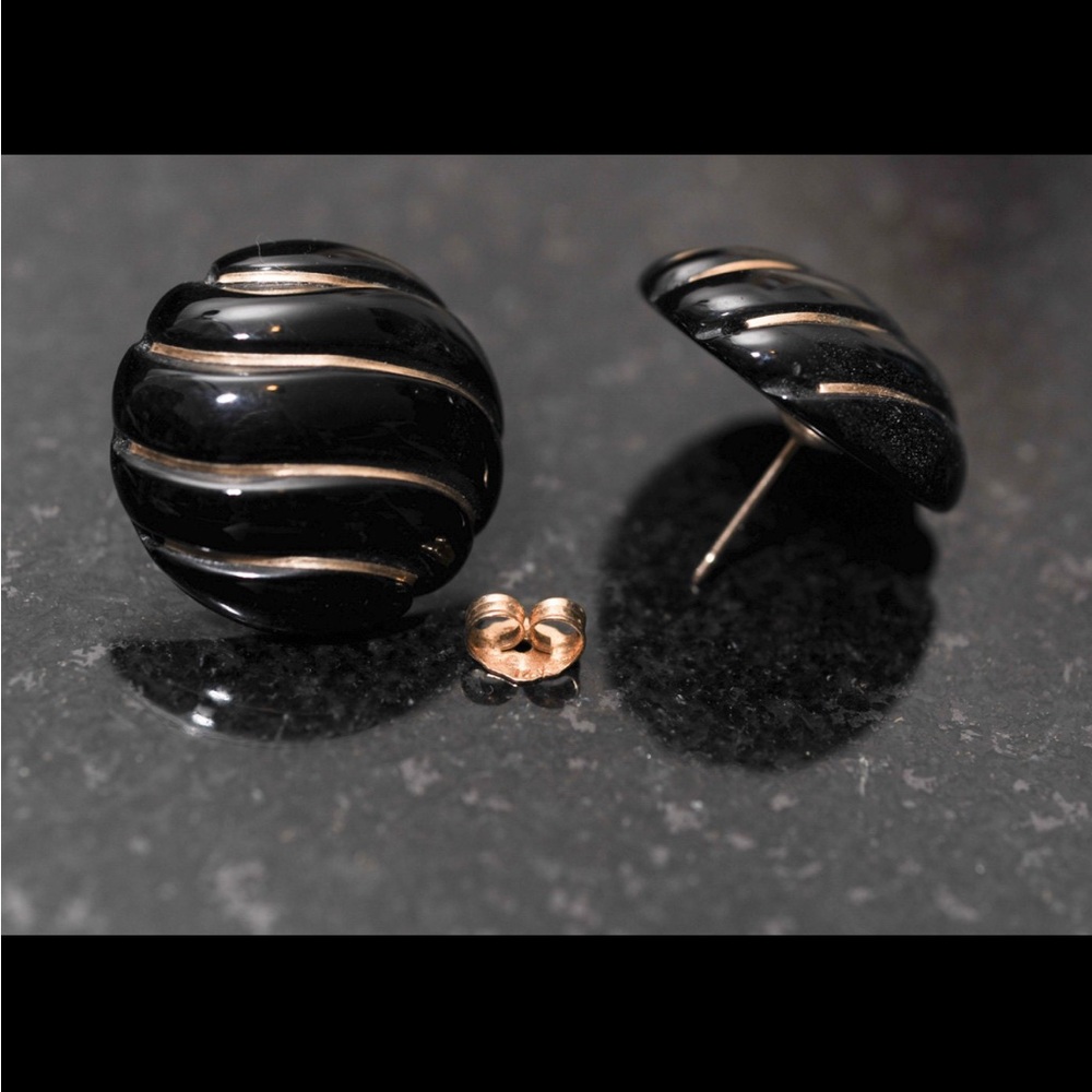 Onyx earrings inlaid with yellow gold